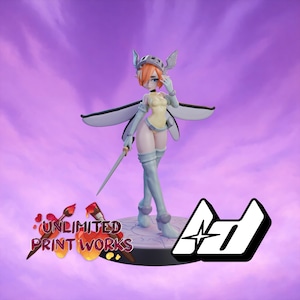 Op de afbeelding: Een beeldje van een vrouwelijk personage met oranje haar, gekleed in een lichtgele en blauwe outfit, vleugels en een helm. Ze houdt een zwaard vast. De basis heeft de tekst "UNLIMITED PRINT WORKS" en een logo.