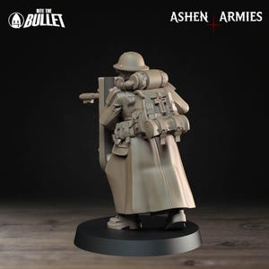 Op de afbeelding: Een miniatuurbeeldje van een soldaat uit de Ashen Armies-collectie. De figuur draagt een helm, gasmasker en lange jas, met een rugzak en uitrusting. De basis is zwart en de figuur heeft een neutrale kleur.