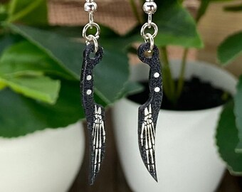 Mini cuchillo esqueleto huesos manos colgar pendientes, negro y blanco Halloween pendientes, huesos pendientes, espeluznante colgar pendientes, manos de esqueleto