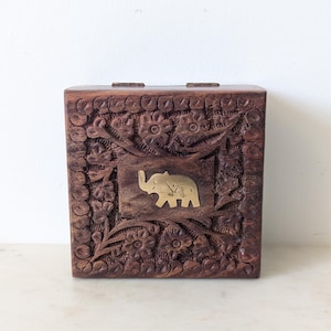 Caja de madera cuadrada tallada india retro vintage con motivo de elefante de latón