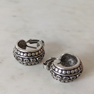 Orecchini a cerchio vintage con clip tono argento