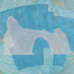 Puede incluir: Pintura abstracta en acuarela con una paleta de colores azul claro y blanco. La obra presenta formas y líneas superpuestas, con una forma central en forma de arco. Los acentos amarillos y verdes añaden interés visual a la composición.