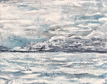 Op de afbeelding: Abstract schilderij in een blauw en wit kleurenschema. Het schilderij toont een landschap met een bergketen in de verte en een watermassa op de voorgrond. De kunstenaar heeft dikke penseelstreken gebruikt om een ​​getextureerd effect te creëren.