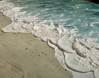 Puede incluir: Primer plano de una pintura texturizada que representa una escena de playa con olas blancas espumosas rompiendo en una costa arenosa. El agua es de color azul verdoso claro.