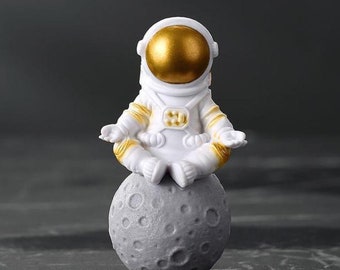 Resin Astronaut Figure Statue Figurine Spaceman Sculpture Educational Toys Desktop Home Decoration Astronaut Model Kids Gift