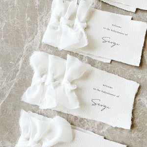 Handgefertigte Tischkarte mit Schleife Hochzeit | Tischplan Hochsaison | Handgemachte Tischkarten zur Hochzeit im A7-Format