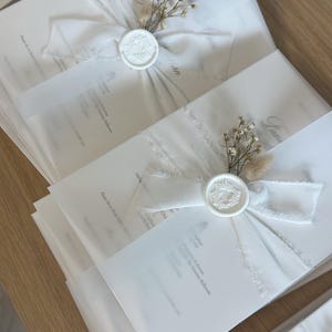 Elegantes tarjetas de boda con flores secas y sello de lacre | Invitación de boda de lujo