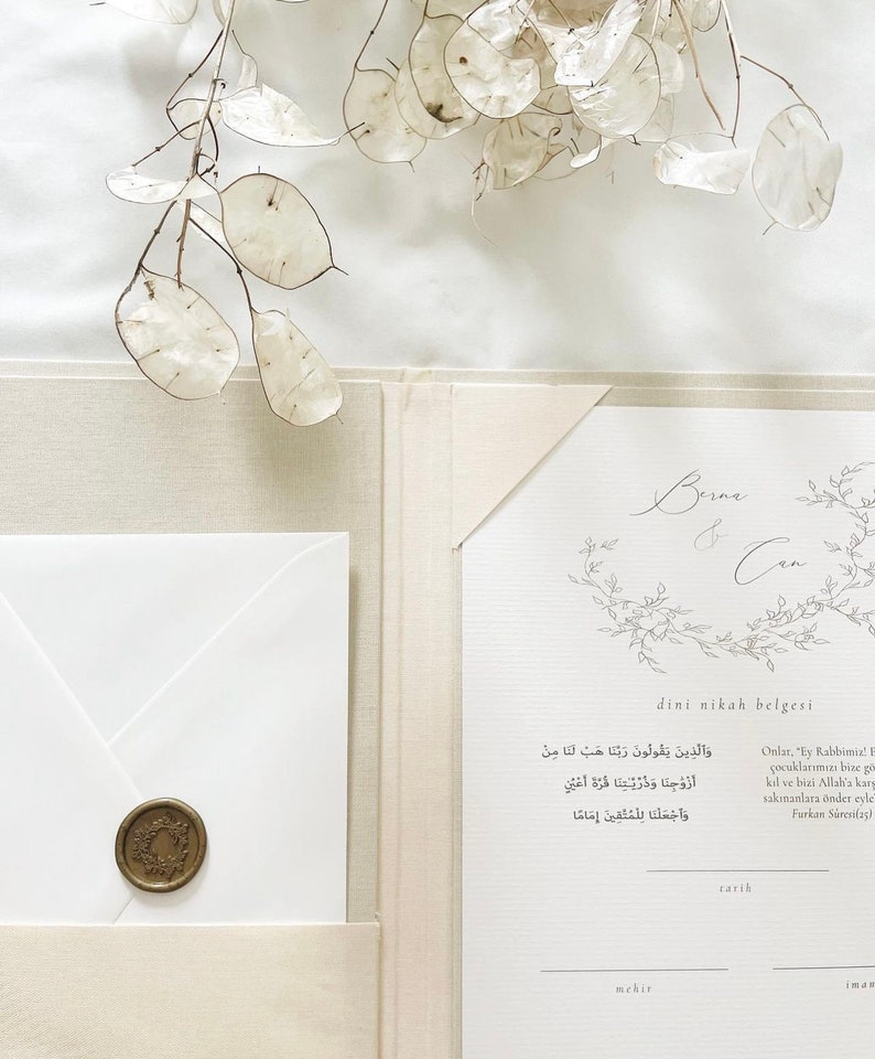 K&ouml;nnte beinhalten: Ein wei&szlig;er Umschlag mit einem Wachssiegel und eine wei&szlig;e Karte mit einem floralen Design und dem Text "Berne & Can dini nikah belgesi" in Schwarz. Der Text in Arabisch ist "وَالَّذِينَ يَقُولُونَ رَبَّنَا هَبْ لَنَا مِنْ ازوجِنَا وَذُرِّيَّتِنَا قُرَّةَ أَعْيُنِ واجْعَلْنَا لِلْمُتَّقِينَ إِمَامًا" und der Text in Englisch ist "Onlar, "Ey Rabbimiz! E&ccedil;ocuklarımızı bize gle kıl ve bizi Allah'a karş sakınanlara &ouml;nder eyle Furkan Suresi(25)"