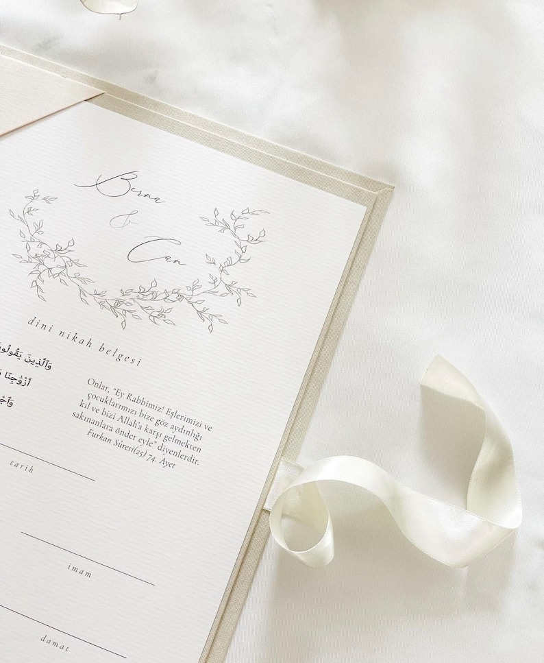 K&ouml;nnte beinhalten: Eine wei&szlig;e und beigefarbene Heiratsurkunde mit einem floralen Design und dem Text "Berna & Can dini nikah belgesi" in schwarzer Schrift. Der Text "Onlar, "Ey Rabbimiz! Eşlerimizi ve &ccedil;ocuklarımızı bize g&ouml;z aydınlığı kıl ve bizi Allah'a karşı gelmekten sakınanlara &ouml;nder eyle" diyenlerdir. Furkan Suresi(25) 74. Ayet" ist in Schwarz unter dem floralen Design gedruckt.