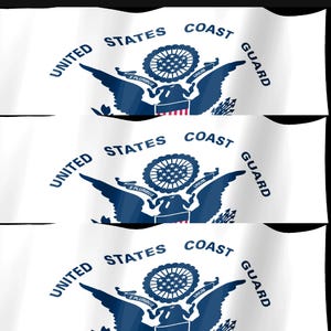 Op de afbeelding: Drie witte vlaggen met het donkerblauwe embleem van de United States Coast Guard. Het embleem toont een adelaar met gespreide vleugels, een schild en een cirkelvormig wapen met sterren. De tekst UNITED STATES COAST GUARD staat in een boog.