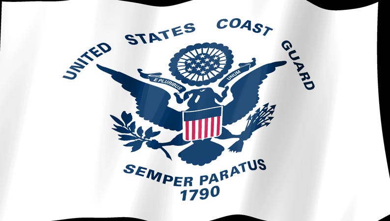 Op de afbeelding: Een witte vlag met het donkerblauwe embleem van de United States Coast Guard. Het ontwerp bevat een adelaar met een schild, de tekst UNITED STATES COAST GUARD, het motto SEMPER PARATUS, de Latijnse spreuk E PLURIBUS UNUM en het jaartal 1790.