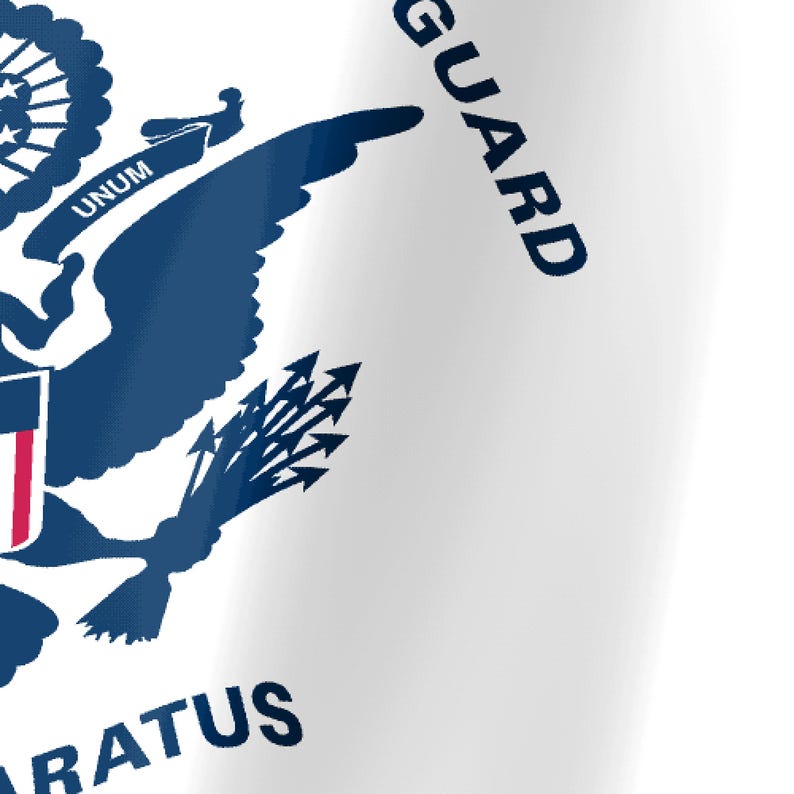 Op de afbeelding: Een witte vlag met een donkerblauw adelaarembleem en een schild met rode en witte strepen. De tekst GUARD is zichtbaar in de rechterbovenhoek en de tekst UNUM staat op een banier. Het woord ARATUS is onderaan zichtbaar.