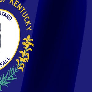 K&ouml;nnte beinhalten: Die Staatsflagge von Kentucky zeigt ein tiefblaues Feld mit dem Siegel des Commonwealth in der Mitte. Das Siegel zeigt zwei Figuren, die sich die H&auml;nde sch&uuml;tteln, umgeben von dem Text "Commonwealth of Kentucky" und "United We Stand Divided We Fall".