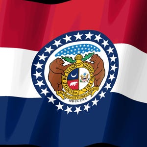 K&ouml;nnte beinhalten: Die Staatsflagge von Missouri zeigt drei horizontale Streifen in Rot, Wei&szlig; und Blau. In der Mitte befindet sich ein kreisf&ouml;rmiges Emblem mit zwei braunen B&auml;ren, einem Wappenschild und dem Text "UNITED WE STAND DIVIDED WE FALL" sowie "MDCCCXX".