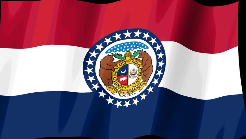 K&ouml;nnte beinhalten: Die Staatsflagge von Missouri zeigt drei horizontale Streifen in Rot, Wei&szlig; und Blau. In der Mitte befindet sich ein kreisf&ouml;rmiges Emblem mit zwei braunen B&auml;ren, einem Wappenschild und dem Text "UNITED WE STAND DIVIDED WE FALL" sowie "MDCCCXX".