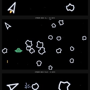 以下が含まれることがあります： レトロな宇宙をテーマにしたゲームグラフィックを表示する3つの積み重ねられたデジタルディスプレイ。STREAM DECK MK2 - 15 KEYSとラベル付けされた上部パネルには、白い宇宙船と小惑星が表示されています。中央のパネルSTREAM DECK XL - 32 KEYSには緑色のUFOが表示されています。下部パネルSTREAM DECK PLUS - 8 KEYSには宇宙船と小惑星が表示されています。