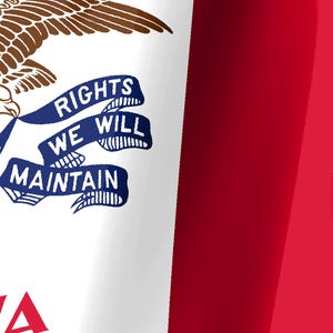 Puede incluir: La bandera de Iowa presenta un dise&ntilde;o tricolor vertical de azul, blanco y rojo. Un &aacute;guila calva est&aacute; centrada en el panel blanco, sosteniendo una cinta azul con el texto RIGHTS WE WILL MAINTAIN. La palabra IOWA est&aacute; impresa en rojo en la parte inferior.