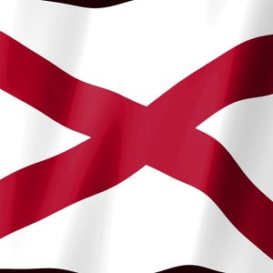 K&ouml;nnte beinhalten: Eine rechteckige Flagge mit wei&szlig;em Hintergrund und einem karmesinroten Andreaskreuz, das sich diagonal von Ecke zu Ecke erstreckt. Der Stoff der Flagge wirkt wellenf&ouml;rmig, wodurch sanfte Falten und Schatten auf der Oberfl&auml;che entstehen.