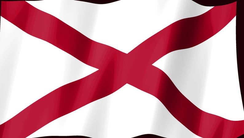K&ouml;nnte beinhalten: Eine rechteckige Flagge mit wei&szlig;em Hintergrund und einem karmesinroten Andreaskreuz, das sich diagonal von Ecke zu Ecke erstreckt. Der Stoff der Flagge wirkt wellenf&ouml;rmig, wodurch sanfte Falten und Schatten auf der Oberfl&auml;che entstehen.
