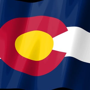Pode incluir: A bandeira do estado do Colorado apresenta tr&ecirc;s faixas horizontais nas cores azul, branco e azul. Uma grande letra C vermelha est&aacute; posicionada no centro, preenchida com um c&iacute;rculo amarelo dourado. A bandeira parece ondular com dobras.