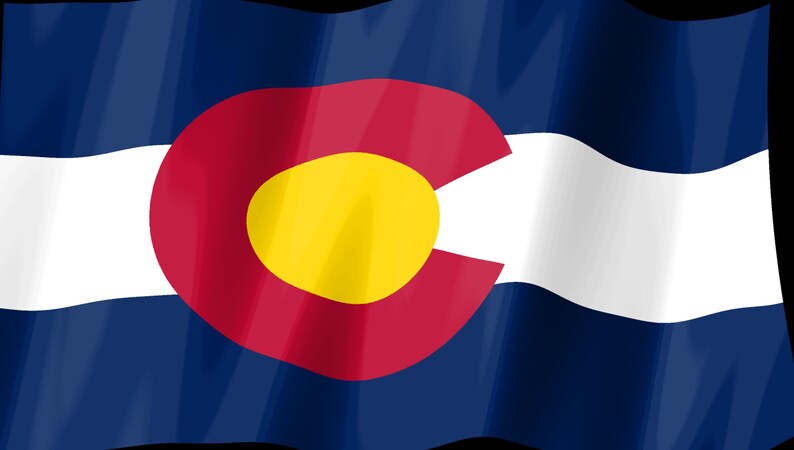 Pode incluir: A bandeira do estado do Colorado apresenta tr&ecirc;s faixas horizontais nas cores azul, branco e azul. Uma grande letra C vermelha est&aacute; posicionada no centro, preenchida com um c&iacute;rculo amarelo dourado. A bandeira parece ondular com dobras.