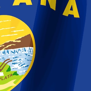 Puede incluir: Una bandera azul con un emblema circular que muestra un sol amarillo sobre monta&ntilde;as marrones y un r&iacute;o azul. El texto PLATA es visible en la parte inferior izquierda del emblema, y las letras ANA est&aacute;n impresas en fuente amarilla sobre el fondo azul.