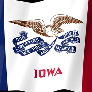 Puede incluir: La bandera del estado de Iowa presenta franjas verticales de color azul, blanco y rojo. Centrado en la franja blanca hay un &aacute;guila calva que sostiene un lazo azul con el texto "OUR LIBERTIES WE PRIZE AND OUR RIGHTS WE WILL MAINTAIN". La palabra "IOWA" est&aacute; impresa en rojo debajo.
