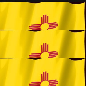 Pode incluir: Tr&ecirc;s bandeiras retangulares horizontais do Novo M&eacute;xico empilhadas, cada uma com um campo amarelo brilhante e um s&iacute;mbolo solar vermelho Zia no centro. As bandeiras apresentam um leve efeito de ondula&ccedil;&atilde;o, criando uma sensa&ccedil;&atilde;o de movimento.