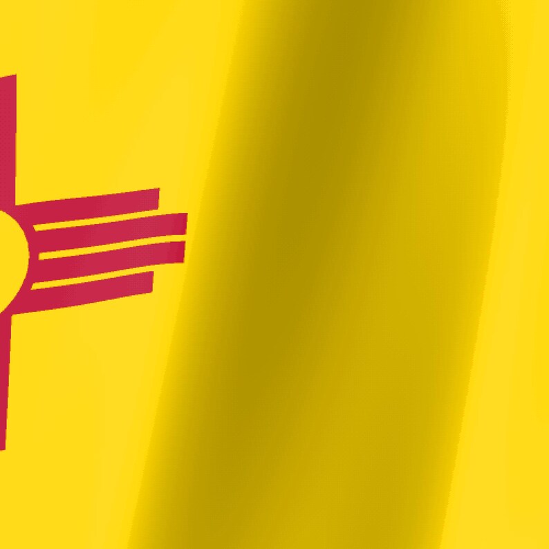Pode incluir: Uma bandeira amarela com um s&iacute;mbolo Zia vermelho, que consiste num c&iacute;rculo central com quatro grupos de quatro raios que se estendem nas dire&ccedil;&otilde;es cardeais. O tecido apresenta dobras e sombras suaves, criando uma apar&ecirc;ncia texturizada.