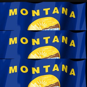 Puede incluir: Un patr&oacute;n repetitivo de la bandera del estado de Montana con un fondo azul profundo y la palabra MONTANA en letras may&uacute;sculas amarillas en negrita sobre un sol amarillo que sale sobre monta&ntilde;as marrones y un r&iacute;o azul con reflejos blancos.