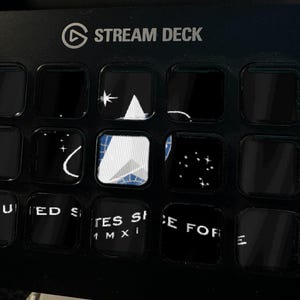 Protetor de tela Stream Deck com a bandeira da Força Espacial dos EUA, GIF animado da bandeira tremulando, Elgato MK2 XL Plus, download digital instantâneo imagem 1