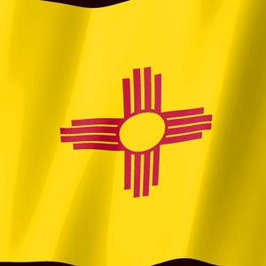 Pode incluir: A bandeira do Novo M&eacute;xico apresenta um campo amarelo brilhante com um s&iacute;mbolo solar Zia vermelho no centro. O s&iacute;mbolo consiste num c&iacute;rculo com quatro grupos de quatro raios que se estendem nas dire&ccedil;&otilde;es cardeais, criando uma forma de cruz.