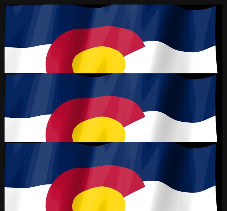 Pode incluir: Um padr&atilde;o repetitivo da bandeira do estado do Colorado com tr&ecirc;s faixas horizontais em azul, branco e azul. Uma grande letra C vermelha est&aacute; posicionada no centro, preenchida com um c&iacute;rculo amarelo s&oacute;lido, criando um design vibrante.