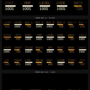 Peut inclure: Une interface num&eacute;rique affichant trois sections nomm&eacute;es Stream Deck MK2, XL et Plus. Chaque section contient des lignes d'&eacute;tiquettes en texte pix&eacute;lis&eacute; comme LEADR, HEADR et BLK, accompagn&eacute;es de barres de progression et de pourcentages orange et blanc.