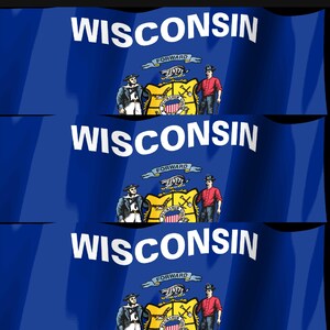 Peut inclure: Un drapeau bleu portant le mot WISCONSIN en lettres capitales blanches en haut. Sous le texte se trouve un embl&egrave;me central avec un blaireau, un &eacute;cusson et deux personnages, l'un en tenue bleue et l'autre en chemise rouge, avec une banni&egrave;re FORWARD.