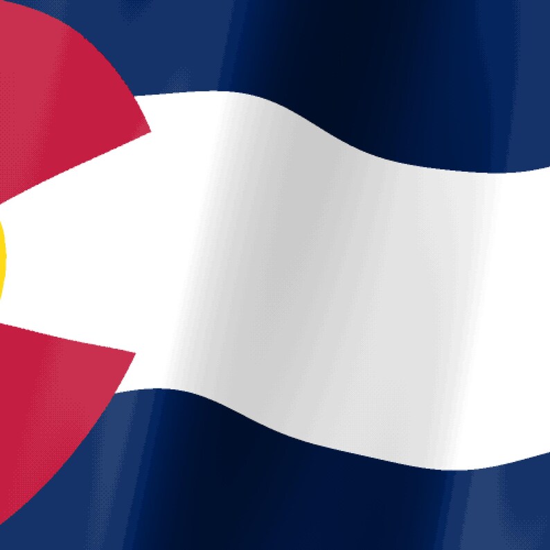 Pode incluir: A bandeira do estado do Colorado apresenta tr&ecirc;s faixas horizontais nas cores azul, branco e azul. No lado esquerdo, uma letra C vermelha envolve um c&iacute;rculo amarelo, representando o sol, sobre o fundo azul e branco do tecido ondulante.