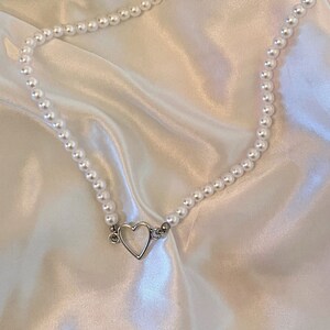 Pearl Silver Heart Necklace Aesthetic Pearl Bead Choker, Pearl Choker Necklace, Hollow Silver Heart Pearl Necklace 画像 2