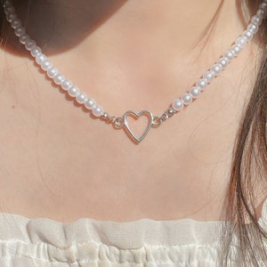 Pearl Silver Heart Necklace Aesthetic Pearl Bead Choker, Pearl Choker Necklace, Hollow Silver Heart Pearl Necklace 画像 1