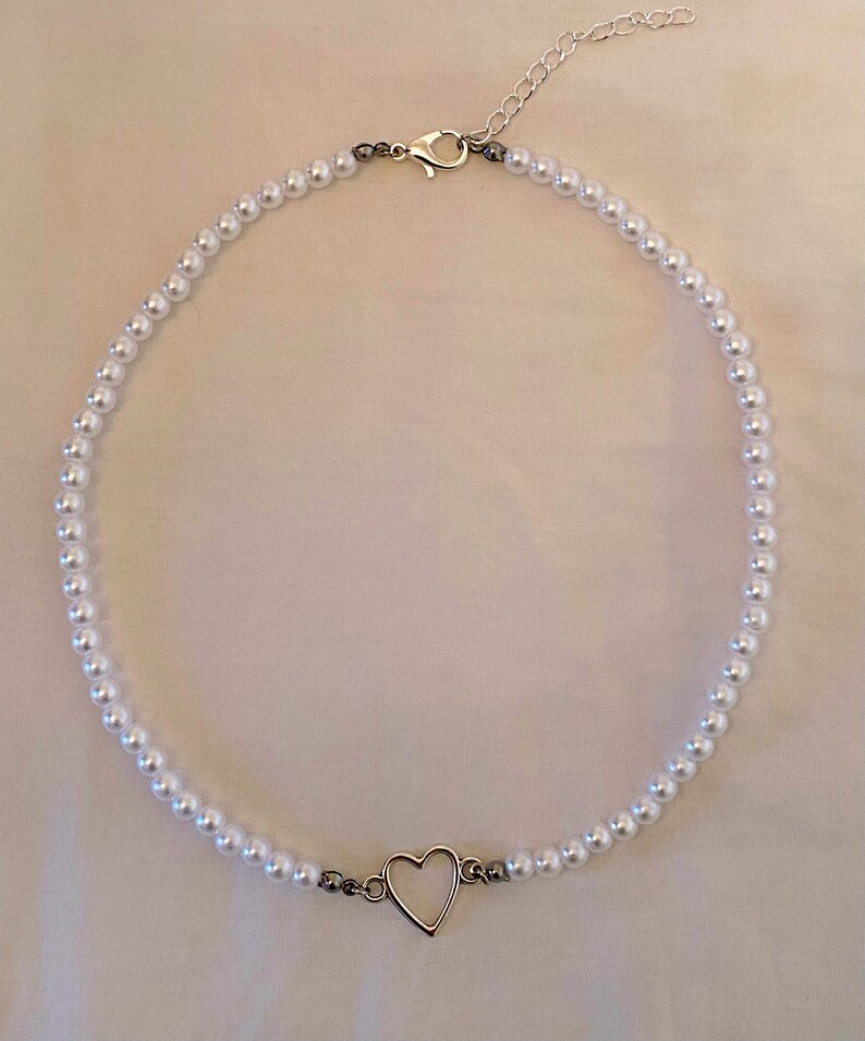 Pearl Silver Heart Necklace Aesthetic Pearl Bead Choker, Pearl Choker Necklace, Hollow Silver Heart Pearl Necklace 画像 3