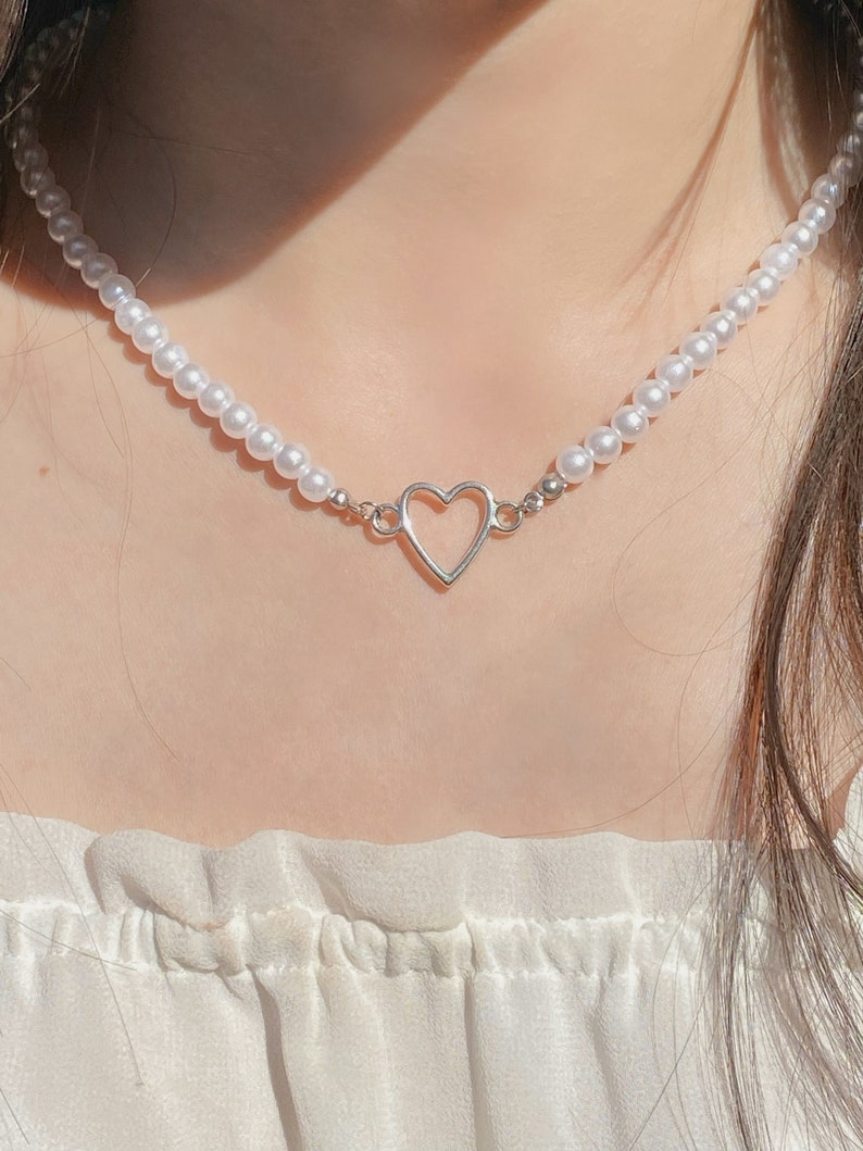 Pearl Silver Heart Necklace Aesthetic Pearl Bead Choker, Pearl Choker Necklace, Hollow Silver Heart Pearl Necklace 画像 1