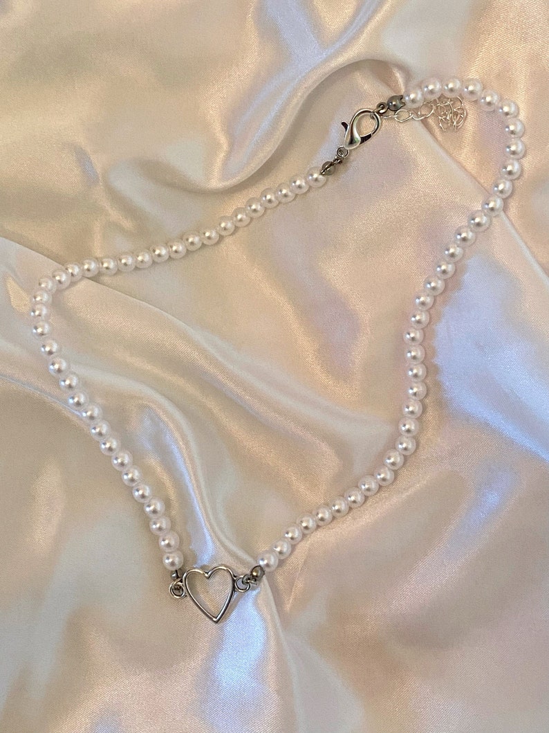 Pearl Silver Heart Necklace Aesthetic Pearl Bead Choker, Pearl Choker Necklace, Hollow Silver Heart Pearl Necklace 画像 2