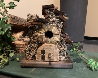 Skurriles Vogelhaus im Hobbit Feen Stil..