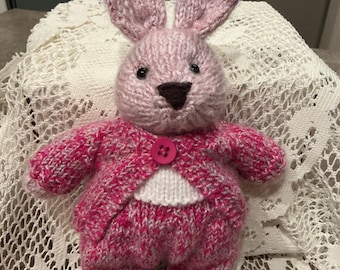 Hand gestrickter Osterhase .. Plüschtier, wunderliches Geschenk