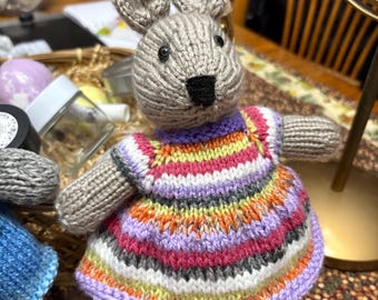 Osterhase .. handgestrickt aus Plüschstoff, wunderliches Geschenk ..