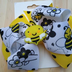 Auntie&#39;s Little Bee Dog Bow: Yellow Ribbon with Bumblebee Charm