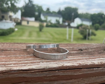 Brazalete de plata estampado a mano personalizado Afirmación Manifestación de intención Curación