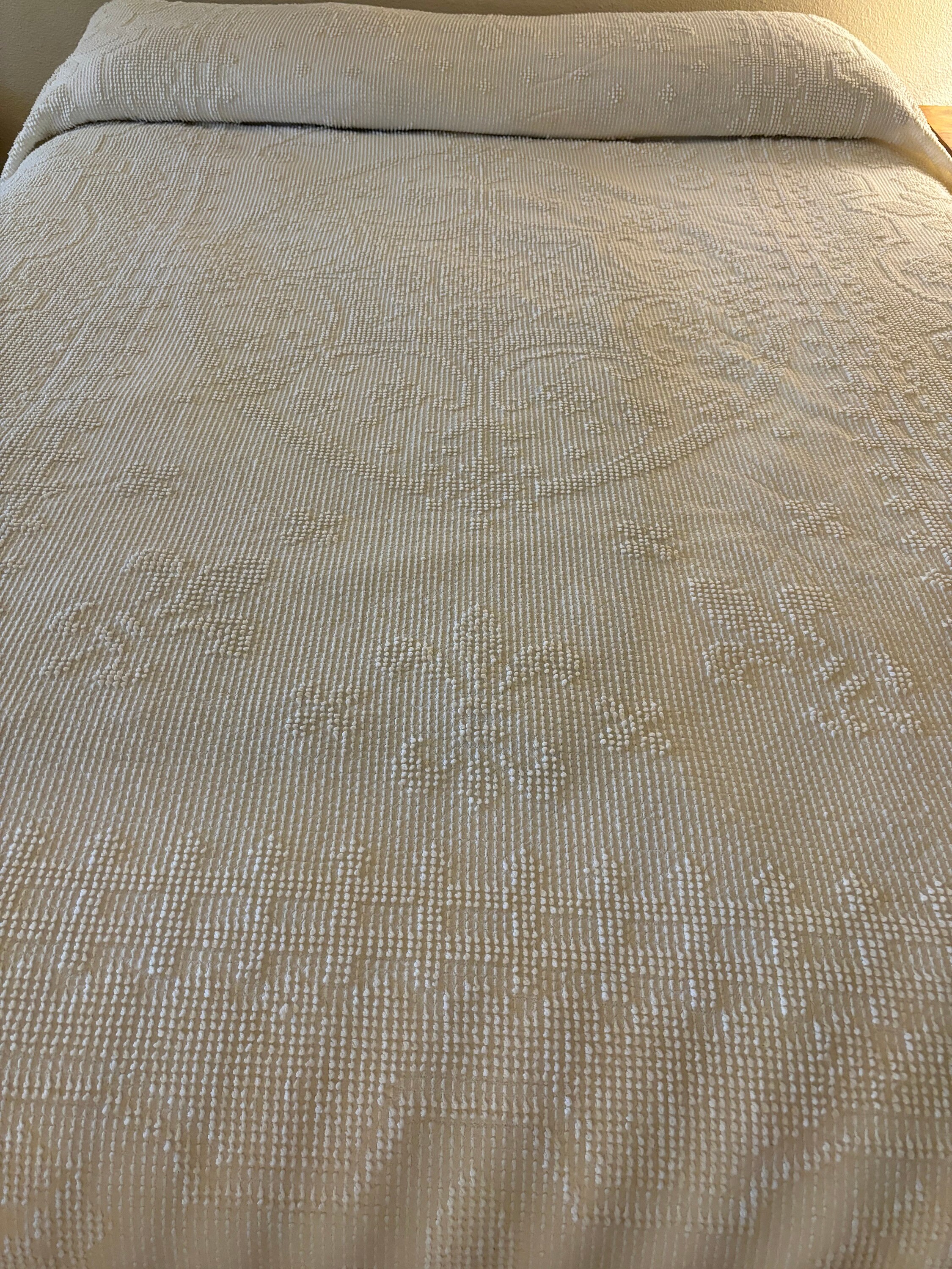 Vintage Bates Candlewick Hobnail Chenille Bedspread With Medallion and