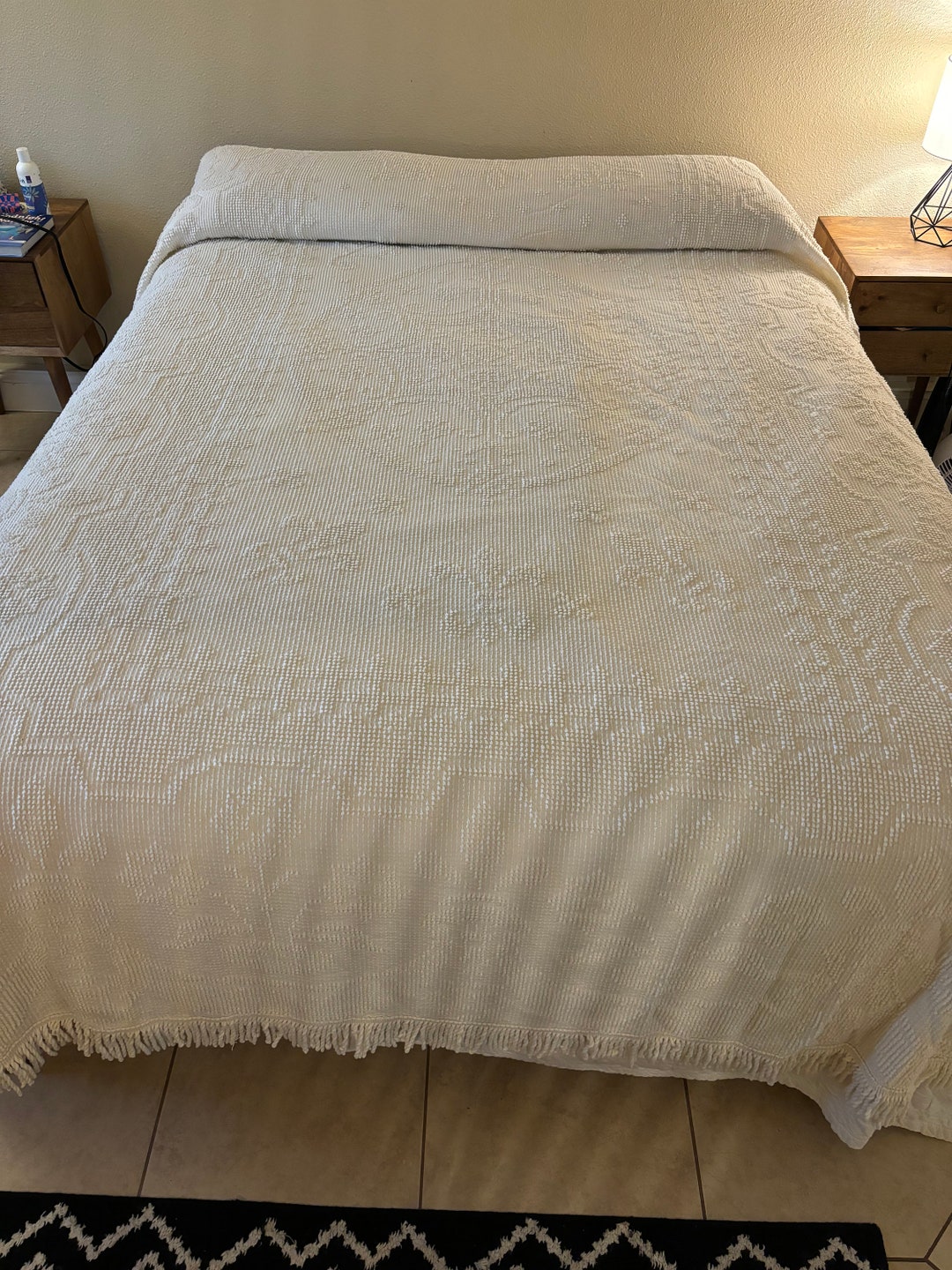 Vintage Bates Candlewick Hobnail Chenille Bedspread With Medallion and