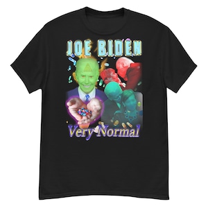 K&ouml;nnte beinhalten: Schwarzes T-Shirt mit einem grafischen Design, das einen gr&uuml;n-gesichtigen Mann mit einem Dreieck auf der Stirn zeigt, der eine Handvoll bunter Pillen h&auml;lt. Der Text "JOE BIDEN" befindet sich &uuml;ber dem Bild und "Very Normal" darunter.