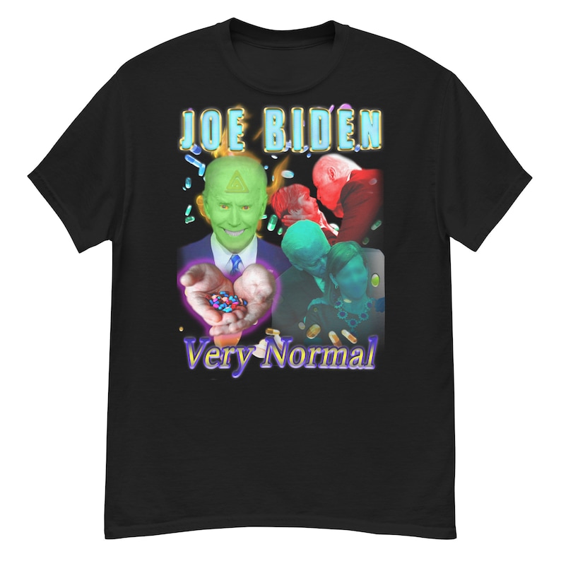 K&ouml;nnte beinhalten: Schwarzes T-Shirt mit einem grafischen Design, das einen gr&uuml;n-gesichtigen Mann mit einem Dreieck auf der Stirn zeigt, der eine Handvoll bunter Pillen h&auml;lt. Der Text "JOE BIDEN" befindet sich &uuml;ber dem Bild und "Very Normal" darunter.